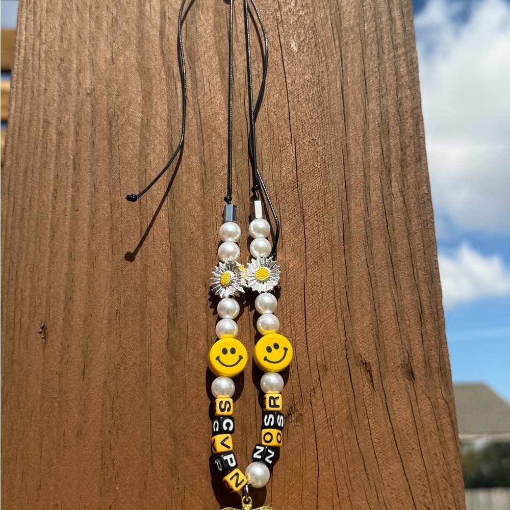NWT! Smiley Face Beaded Bee Pearl Daisy Necklace - Picture 6 of 6